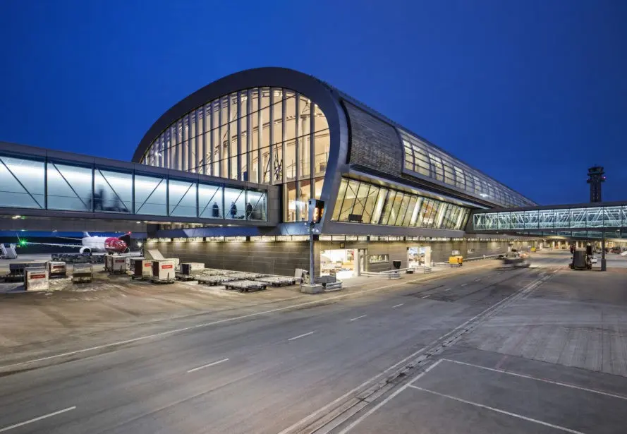 Bahan daur ulang biasanya ditemukan dalam benda yang digunakan sehari-hari, termasuk di bangunan baru Bandara Oslo, Norwegia. (Foto : Ivan Brodey)