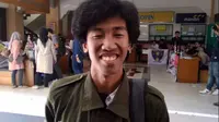 Dimas Pratama Wijaya, mahasiswa UII Yogyakarta yang mirip Jokowi dan memakai jaket  dengan name tag 'Jokowi' di lingkungan kampus. (Ridho Hidayat/JawaPos.com)