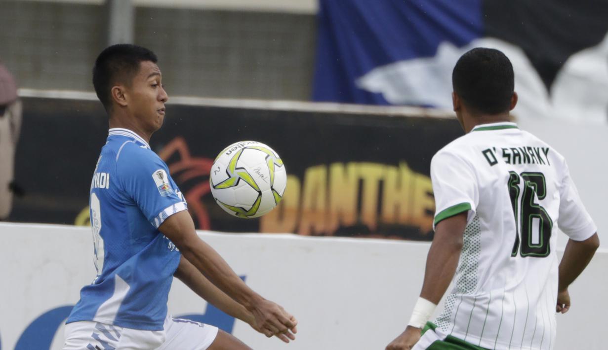 Gelandang Persib Bandung, Febri Hariyadi, berusaha melewati pemain Persiwa Wamena pada laga Piala Indonesia di Stadion Si Jalak Harupat, Bandung, Senin (11/2). Persib menang 7-0 atas Persiwa. (Bola.com/M Iqbal Ichsan)