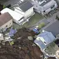 Sejumlah rumah terlihat hancur setelah gempa bumi menghantam kota Minamiaso, Prefektur Kumamoto, Jepang selatan, Sabtu (16/4). Gempa 6,4 SR itu juga mengakibatkan lebih dari 20 bangunan rumah hancur dan kebakaran di Prefektur Kumamoto. (REUTERS/Kyodo)