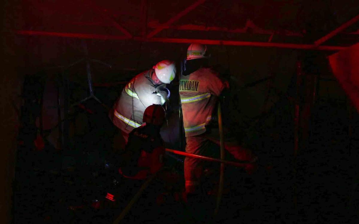 FOTO: Api Lahap Pasar Taman Puring, 500 Kios Hangus Terbakar