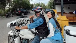 Dibonceng oleh ayahnya, ia terlihat menawan dengan busana denim dan makeup simpel. Naik moge dengan warna putih, pemeran Monaga dalam film Naga Naga Naga ini terlihat semakin menawan. Banyak para penggemar pun yang memuji penampilannya tersebut saat bersama keluarga menikmati Sunmori di Banda Aceh. (Liputan6.com/IG/@bebytsabina)