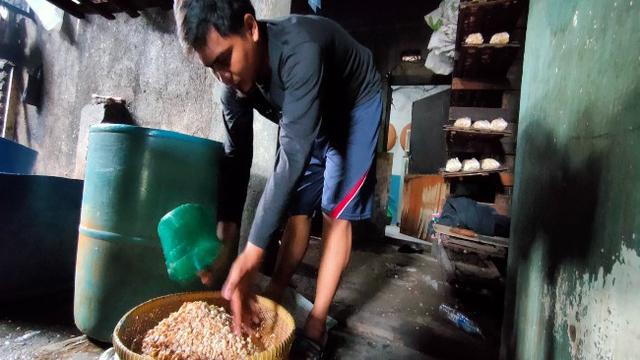 Produsen Tempe Cirebon Bertahan Dengan Kurangi Ukuran Imbas Kedelai Naik