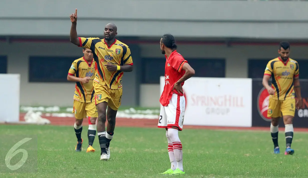 elandang Mitra Kukar, M Lamine Sissoko (kedua kiri) merayakan gol ke gawang Persija pada lanjutan Liga 1 Indonesia di Stadion Patriot Candrabhaga, Bekasi, Minggu (14/5). Laga kedua tim berakhir imbang 1-1. (Liputan6.com/Helmi Fithriansyah)