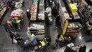 Orang-orang berbelanja di sebuah supermarket ketika yang lain mulai menimbun persediaan di Beirut, Lebanon, Rabu (11/3/2020). Total ada 61 orang yang dinyatakan positif virus Corona COVID-19 di Lebanon dimana pasien pertama sudah dinyatakan sembuh dan terbebas dari virus itu. (AP/Hussein Malla)