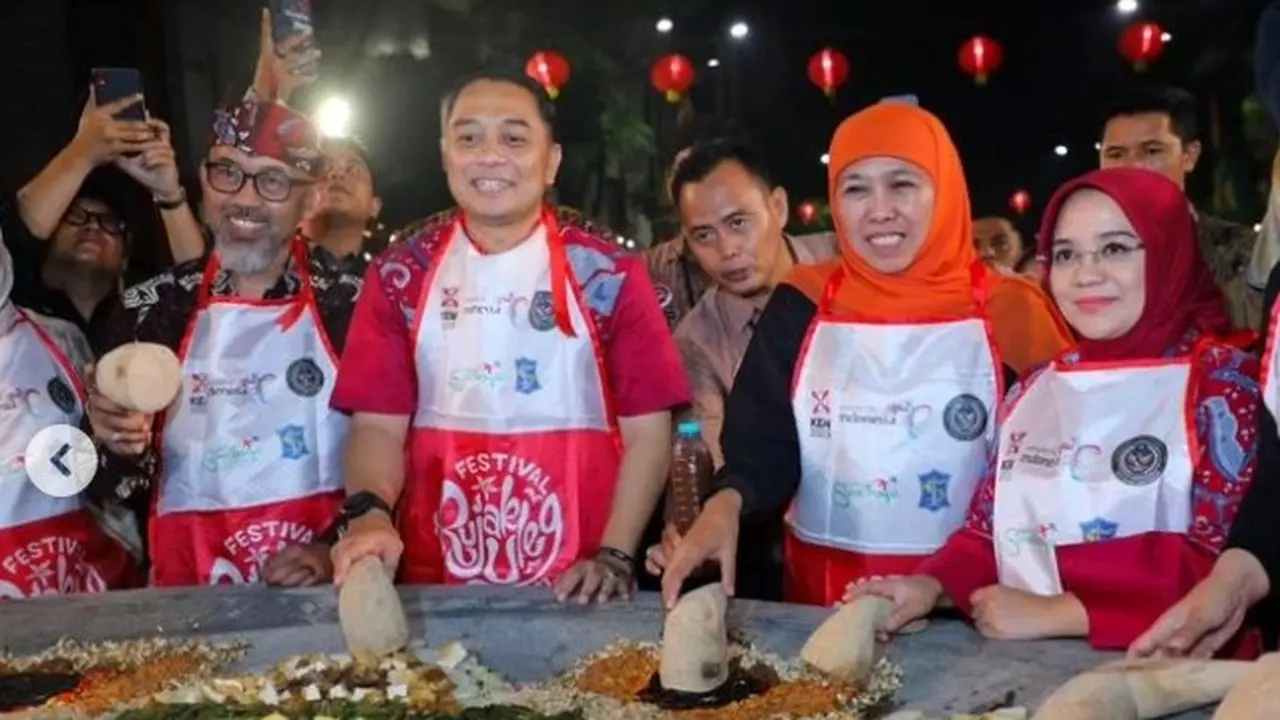 GUbernur Khofifah dan wali kota Surabaya Eri Cahyadi saat meramaikan Festival Rujak Uleg di Surabaya. (Istimewa)