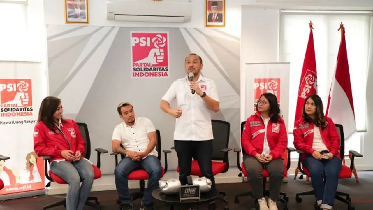 Mantan atlet mixed martial arts (MMA), Rudy “The Golden Boy” Agustian (kedua dari kiri), bergabung ke Partai Solidaritas Indonesia (PSI) dan menjadi calon legislatif (Dok PSI)