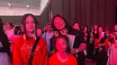 Potret Amel, Elea dan Sheva di dalam hall. Konser Enhypen bertajuk Enhypen World Tour FATE+ In Jakarta ini digelar di Hall 1-2 ICE BSD City, Tangerang. Bertemu idola di konser perdananya di Indonesia, ketiga anak Ussy ini tampak bahagia. Amel, Elea, dan Sheva tak lupa membawa barang Kpop seperti bando, lightstick dan tentunya hand banner yang sudah diberikan oleh panitia. (Liputan6.com/IG/@ussypratama)