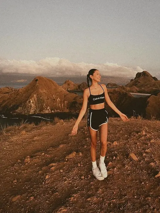 Hiking seru ke Pulau Padar, Alyssa Daguise pun memamerkan body goals-nya dengan mengenakan sportswear dari brand Calvin Klein.(instagram.com/alyssadaguise)