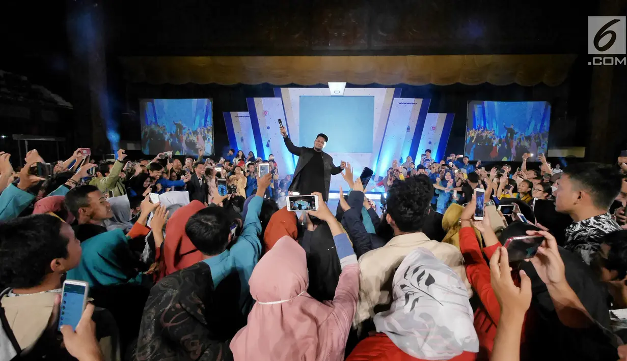Penyanyi Virgoun saat tampil di acara Emtek Goes To Campus (EGTC) 2018 di Universitas Gadjah Mada, Yogyakarta, Rabu (17/10). Virgoun membawakan tiga lagu di antaranya Bukti dan Surat Cinta untuk Starla. (Liputan6.com/Herman Zakharia)