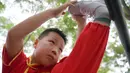 Seorang anak laki-laki mempelajari seni bela diri selama liburan musim panas di Shahe, Provinsi Hebei, China utara, pada 9 Agustus 2020. (Xinhua/Mou Yu)