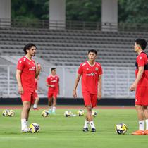 Sejumlah pemain Timnas Indonesia melakoni latihan resmi menjelang laga FIFA Series 2026 melawan St Kitts and Nevis di Stadion Madya, Senayan, Jakarta, Kamis (26/03/2026). (Bola.com/M Iqbal Ichsan)
