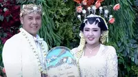 Momen pernikahan Via Vallen dan Chevra Yolandi di Surabaya. (Sumber: YouTube/Indosiar)