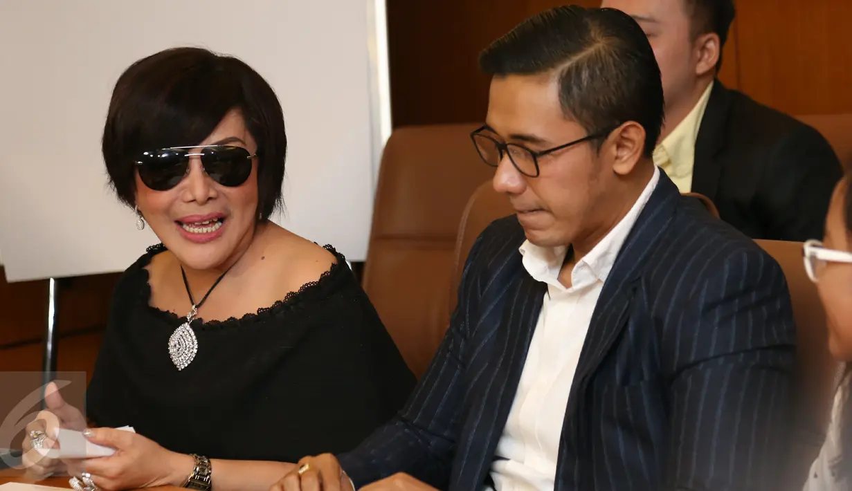 Tati Kurniawati, perempuan yang berprofesi sebagai pengusaha asal Cianjur membuat klarifikasi perihal foto-fotonya bersama pedangdut Nassar Farhad Ahmad yang beredar di media sosial Instagram, Jakarta, Minggu (15/1). (Liputan6.com/Herman Zakharia)