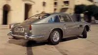 Aston Martin DB5 kembali  menjadi tunggangan agen rahasia Inggris dalam film laga James Bond.