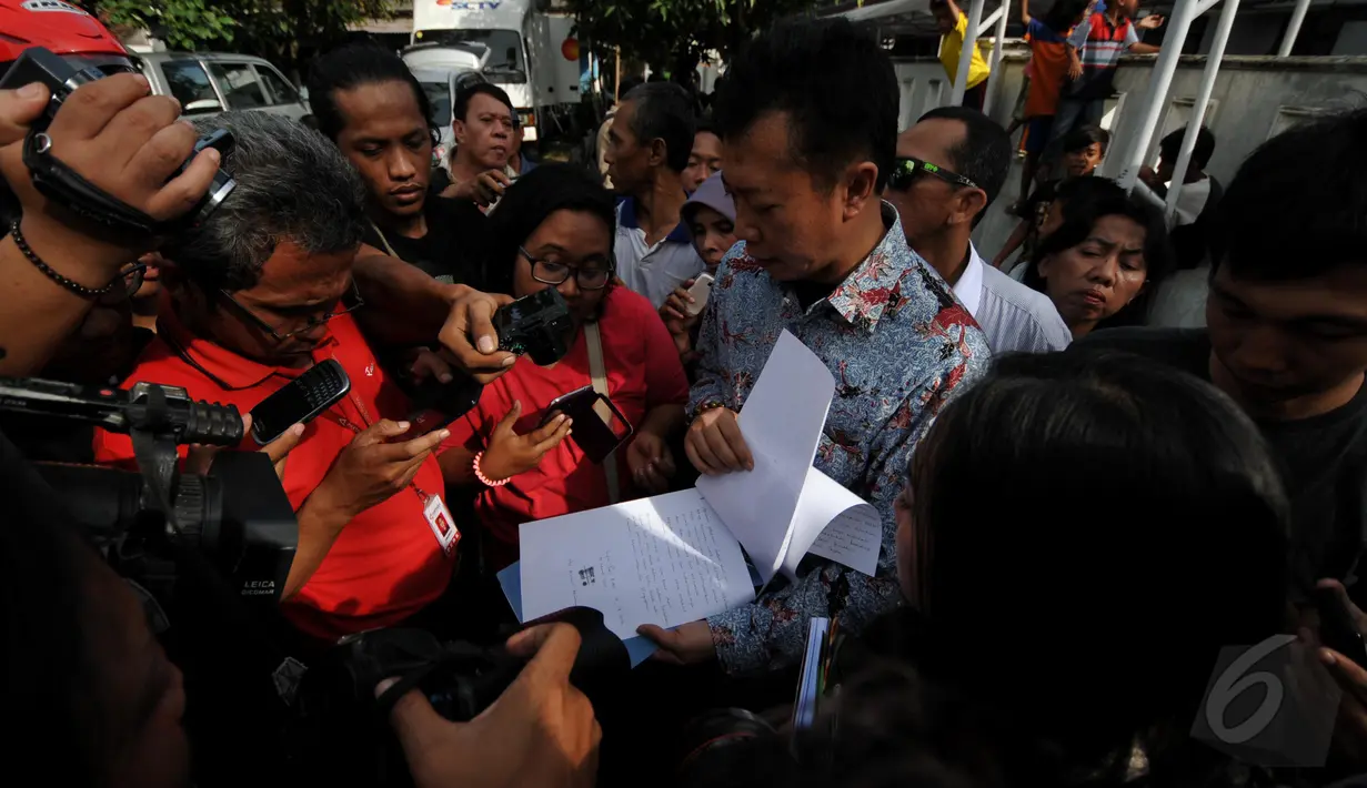 Ade Yuliawan kuasa hukum Zainal Abidin menjawab pertanyaan wartawan di Dermaga Wijaya Pura, Jawa Tengah, Kamis (5/3/2015). (Liputan6.com/Johan Tallo)