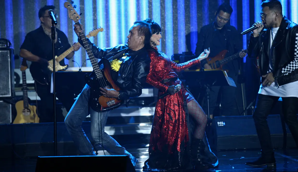 Dalam konser tersebut, penyanyi yang telah mengeluarkan 16 album itu dibantu oleh sang suami, Dwiki Dharmawan. 19 lagu dibawakan untuk menghibur para penggemarnya yang memadati arena konser. (Nurwahyunan/Bintang.com)