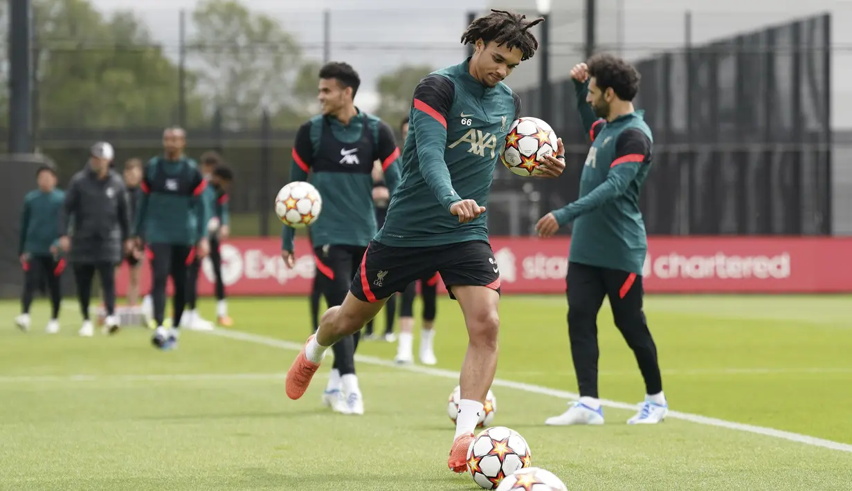 <p>Bek Liverpool Trent Alexander-Arnold menendang bola saat sesi media dan sesi latihan di pusat pelatihan di Liverpool, Inggris, Rabu (25/6/2022). Liverpool mengusung misi balas dendam saat menghadapi Real Madrid di final Liga Champions di Parc des Princes, Paris pada Minggu, 29 Mei 2022 dini hari WIB. (AP Photo/Jon Super)</p>