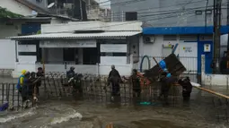 Sebelumnya, tanggul sepanjang 20 meter ini jebol akibat tingginya debit air di aliran sungai. (merdeka.com/Arie Basuki)
