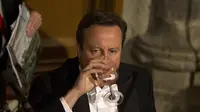 Perdana Menteri Inggris, David Cameron, saat berada di sebuah acara di London, Senin (16/11/2015). Cameron berencana hadir saat Inggris bersua Prancis, pada laga persahabatan, di Stadion Wembley, malam ini.  (Reuters/Neil Hall)