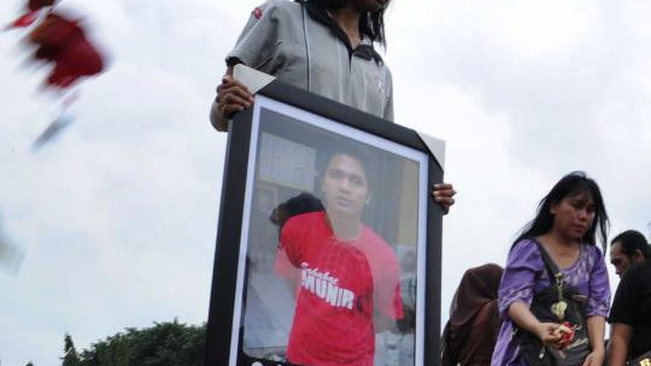 Aksi tabur bunga di Istana Merdeka untuk Sondang