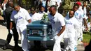Peti mati Carnell Snell Jr, yang ditembak oleh Polisi Los Angeles tiba di tempat upacara peringatan di LA, California, AS, Sabtu (8/10). Polisi mengatakan terpaksa menembak karena Snell hendak menyerang mereka dengan senpi.  (REUTERS / Jonathan Alcorn)
