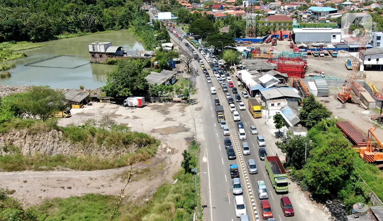 <p>Foto udara memperlihatkan kemacetan yang terjadi dalam Tol Tangerang-Merak, Banten, Jumat (29/4/2022). Kemacetan sepanjang 7 Kilometer mengular hingga ke dalam tol akibat lonjakan pemudik yang hendak menyeberang ke Pulau Sumatera melalui Pelabuhan Merak. (Liputan6.com/Angga Yuniar)</p>