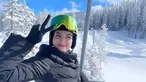 Asik menikmati pemandangan indah di Kota Ski paling mahal di Amerika Serikat, Medina Dina bagikan pengalaman serunya di media sosial Instagram. Dalam liburannya tersebut ia pun nikmati serunya ski dan main salju di Pegunungan Aspen. (Liputan6.com/IG/@medinadinaaa)