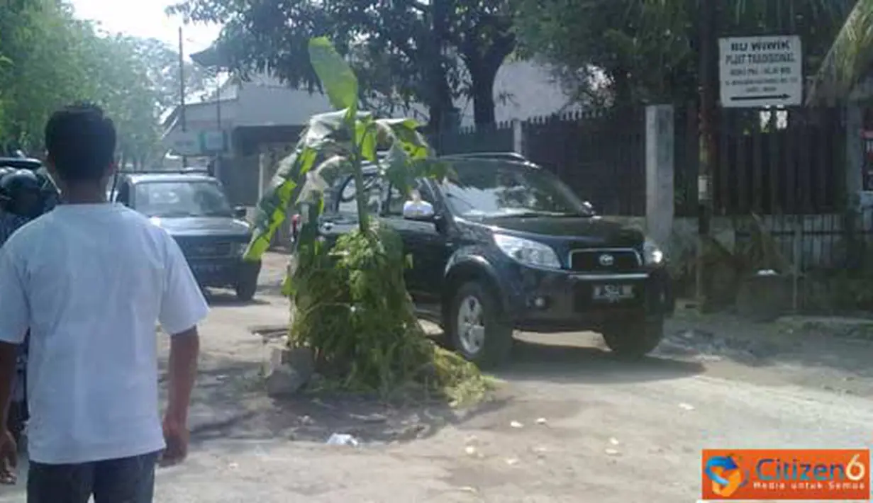 Citizen6, Sidoarjo: Jalan rusak dan berlubang di Jalan Brigjen Katamso dibiarkan selama tiga bulan tanpa perbaikan. (Pengirim: Wiro)