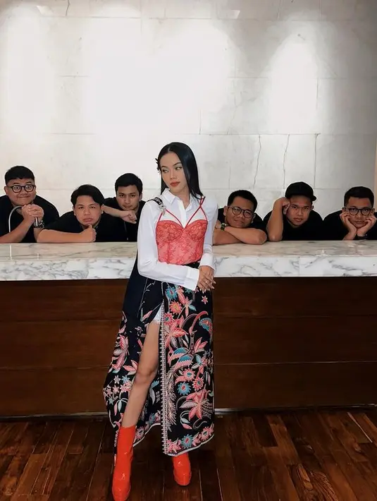 Yura selalu terlihat anggun dengan unsur budaya Indonesia yang dipakainya [instagram/yurayunita]
