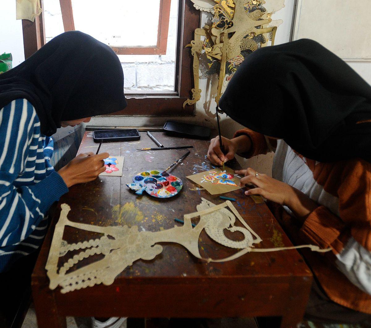 Selain diajarkan cara mengukir kulit, para mahasiswa juga mendapat pengajaran teknik pewarnaan yang baik dan benar pada wayang kulit yang sudah melalui proses pengukiran.<br>