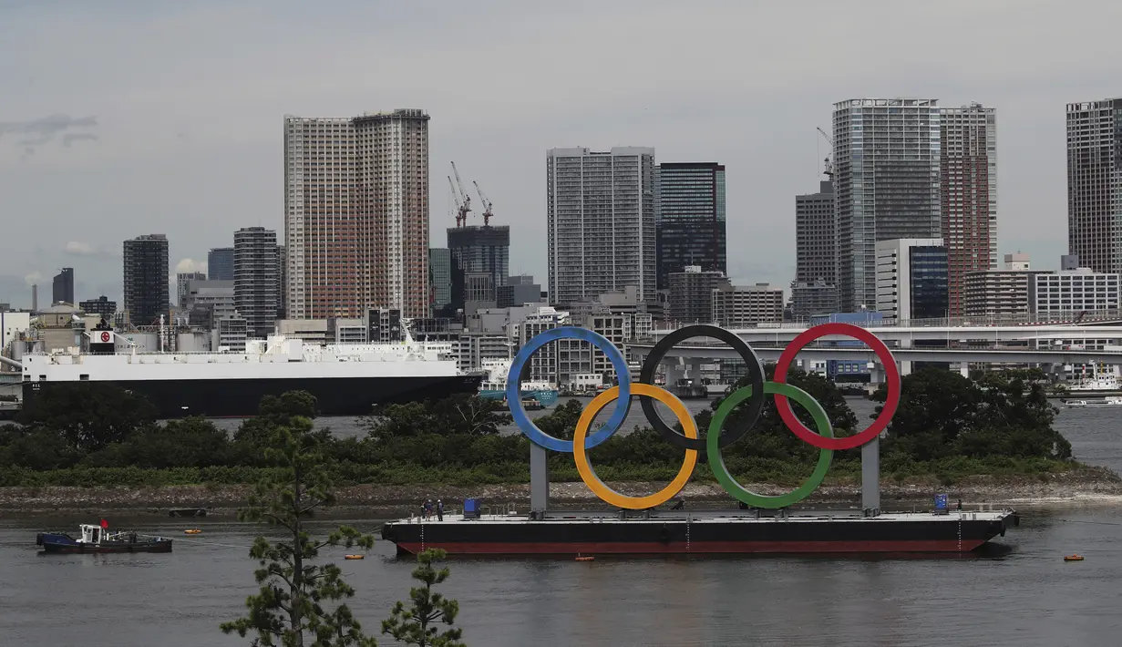 Sebuah perahu menarik cincin Olimpiade raksasa saat dipindahkan dari area tepi laut di Taman Laut Odaiba setelah Olimpiade Musim Panas 2020 berakhir pada 8 Agustus di Tokyo, Rabu (11/8/2021). Ajang yang digelar sejak 23 Juli itu memastikan Kontingen AS menjadi juara umum (Kim Kyung-Hoon/Pool via AP)