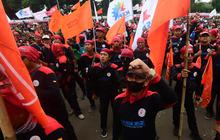 Partai Buruh Selesai Gelar Demo di DPR, Lalu Lintas Arah Slipi Masih Ditutup