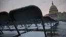 Salju menutupi kursi-kursi untuk mereka yang akan menyaksikan pelantikan Presiden terpilih Amerika Serikat 2024, Donald Trump, di area luar Gedung Capitol, Washington DC, 19 Januari 2025. (Kevin Dietsch/GETTY IMAGES NORTH AMERICA/Getty Images via AFP)