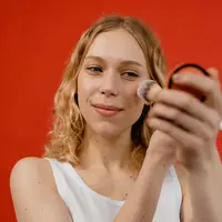 Cloud skin menjadi tren makeup dengan hasil semi matte dan dewy yang membuat kulit tampak halus, sehat, dan natural. [Dok/Pexels.com/MART PRODUCTION].