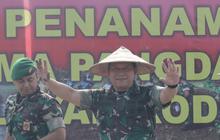 Saat Jenderal Bintang Dua Lepas Sepatu Turun ke Sawah Demi Antisipasi Krisis Pangan di Jatim