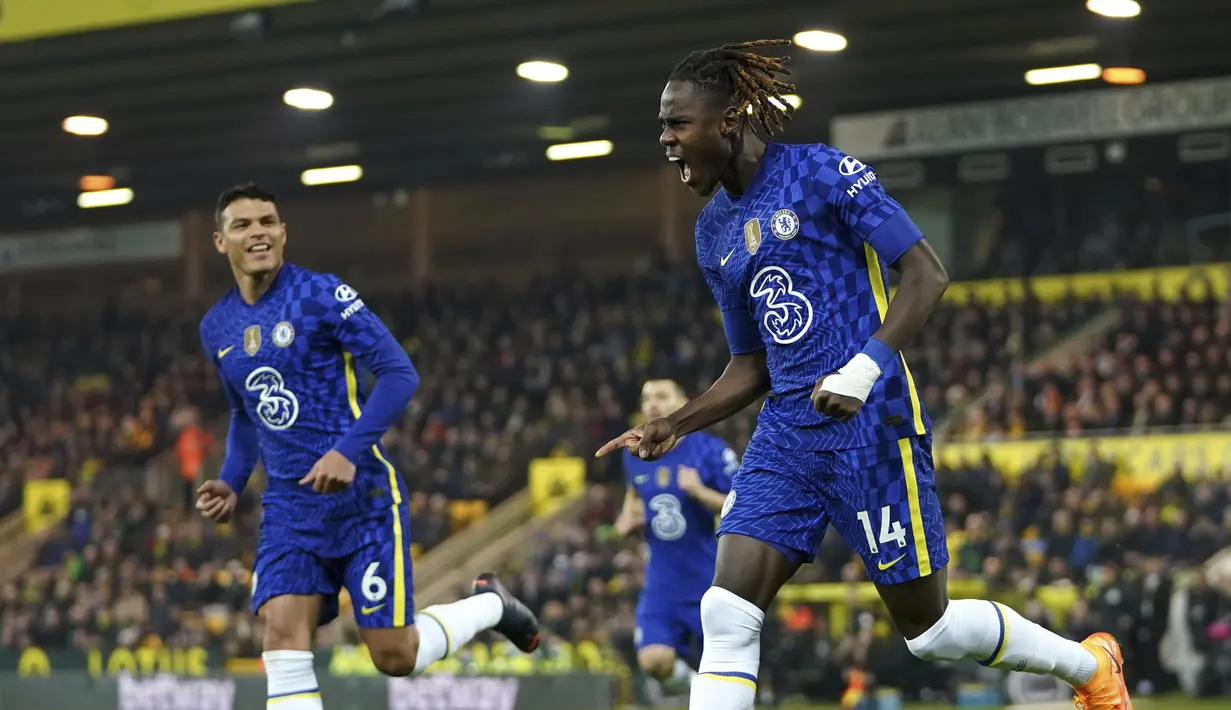 Bek Chelsea, Trevoh Chalobah berselebrasi usai mencetak gol ke gawang Norwich City pada pertandingan lanjutan Liga Inggris di Carrow Road, Norwich, Inggris, Jumat (11/3/2022). Chelsea menang atas Norwich City 3-1. (Joe Giddens/PA via AP)