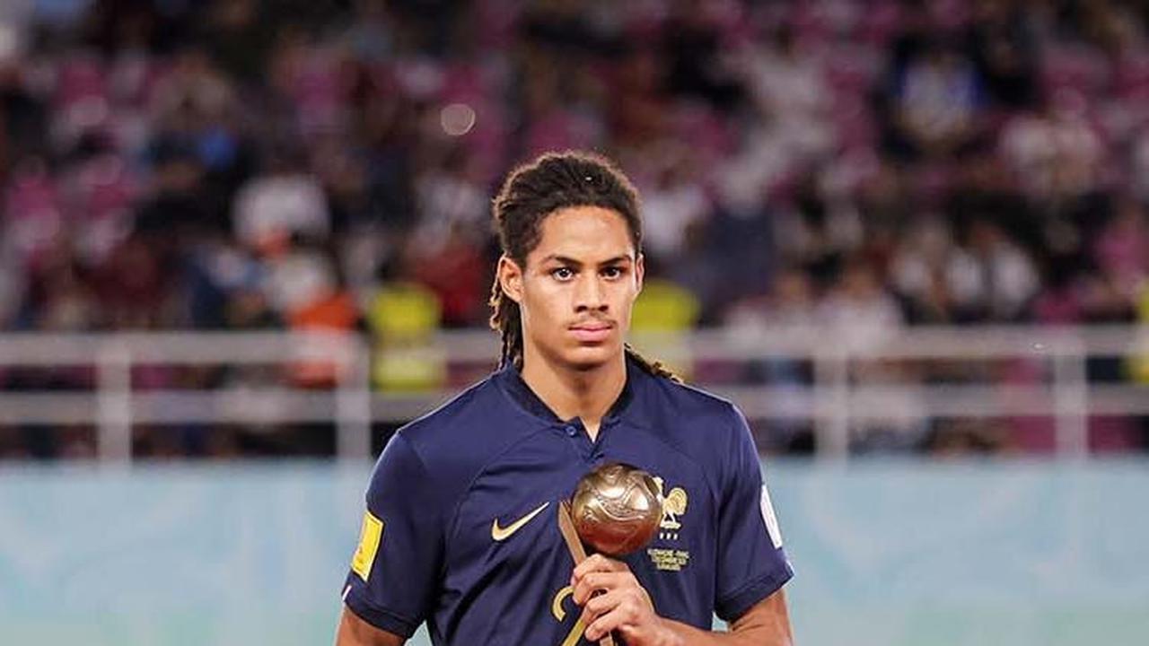 Pemain Prancis U-17 Mathis Amougou meraih penghargaan Bronze Ball.