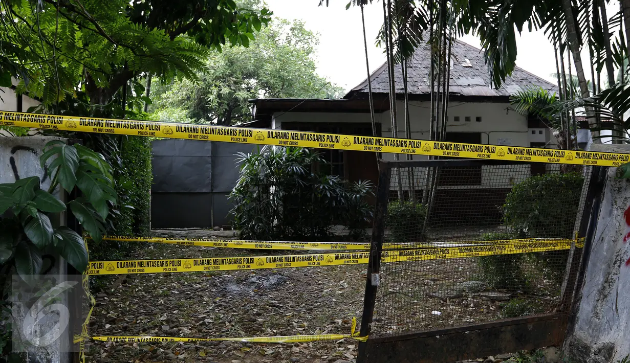 Petugas Polisi saat menyegel rumah dinas perwira tinggi Polri di Jl. Wijaya XV, Kebayoran Baru, Jakarta, Selasa (15/9/2015). Penertiban dilakukan karena 12 rumah tersebut sudah tidak ditempati oleh anggota aktif Kepolisian. (Liputan6.com/Yoppy Renato)
