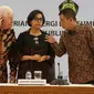 CEO Freeport McMoran Richard Adkerson (kiri), Menkeu Sri Mulyani (tengah) dan Menteri ESDM Ignasius Jonan (kanan) jelang jumpa pers di Jakarta, Selasa (29/8). Freeport Indonesia menyatakan siap melakukan divestasi sahamnya 51% (Liputan6.com/Angga Yuniar)