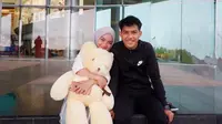 Pemain Timnas Indonesia di Piala AFF 2020, Witan Sulaeman, bersama pacarnya, Rismahani. (dok. Instagram @rismahani__/https://www.instagram.com/p/BwRUKrpgyls/)