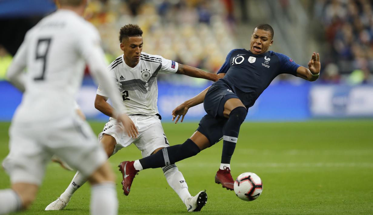 Penyerang Prancis, Kylian Mbappe, berebut bola dengan  pemain Jerman, Thilo Kehrer, pada laga UEFA Nations League di Stade de France, Paris, Selasa (16/10/2018). Prancis menang 2-1 atas Jerman. (AP/Christophe Ena)