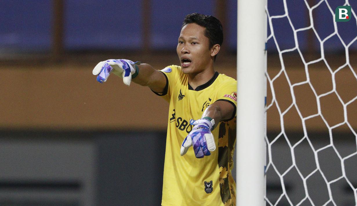 Syahrul Trisna Fadillah. Kiper milik Persikabo 1973 berusia 26 tahun ini telah tampil 11 kali di BRI Liga 1 dengan mencatat 4 kali clean sheet dan kebobolan 11 gol. Bersam Timnas Indonesia, ia sama sekali belum pernah bermain baik di level yunior maupun senior. (Bola.com/M. Iqbal Ichsan)