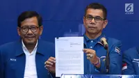 Sekjen Partai Demokrat, Hinca IP Pandjaitan XIII (kanan) menunjukkan surat dari Susilo Bambang Yudhoyono (SBY), Jakarta, Kamis, (28/2). SBY berpesan agar para kader dan caleg tetap solid dalam masa kampanye Pemilu 2019. (Liputan6.com/Helmi Fithriansyah)