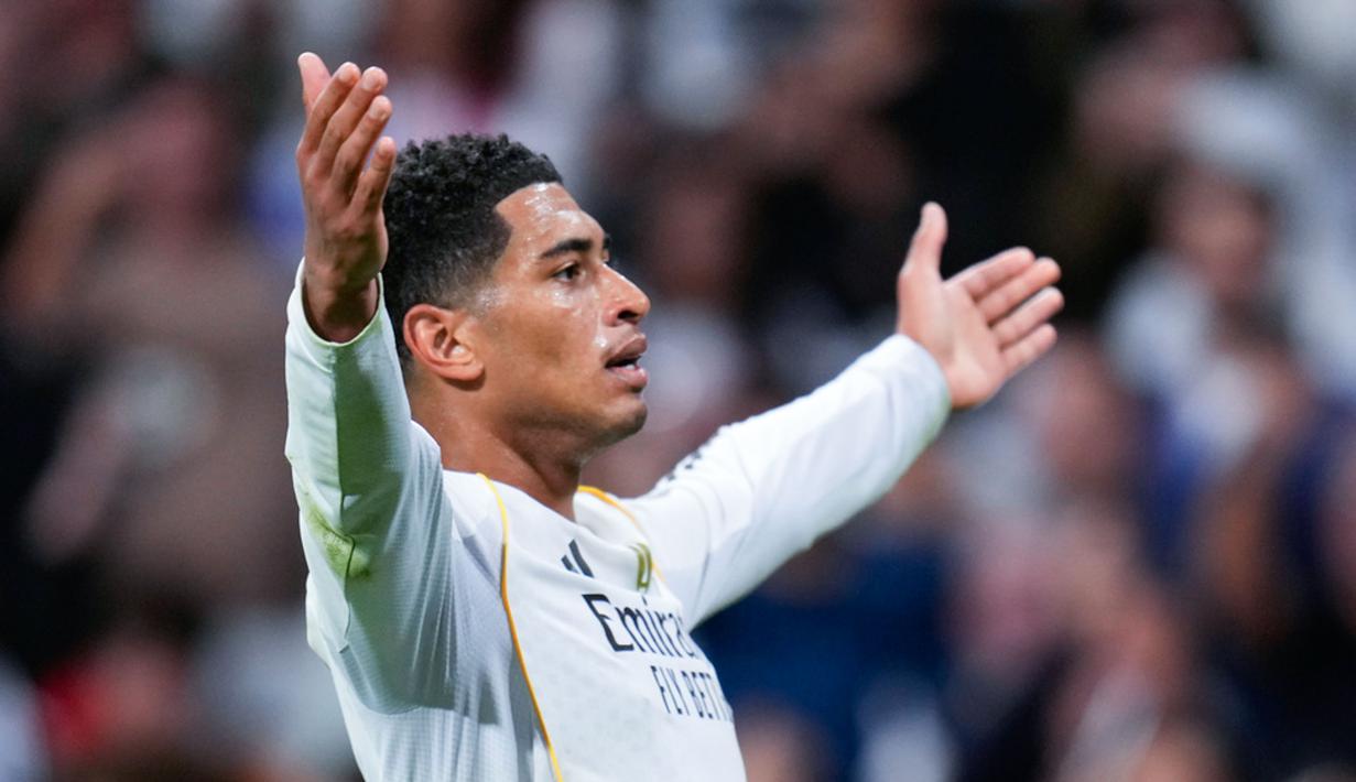 Pemain Real Madrid, Jude Bellingham, melakukan selebrasi setelah mecetak gol ke gawang Juventus pada matchday 3 fase liga Liga Champions 2025/2026 di Stadion Santiago Bernabeu, Kamis (23/10) dini hari WIB. (AP Photo/Manu Fernandez)