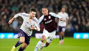 Diogo Dalot (kiri) berebut bola dengan Boubacar Kamara saat MU bertandang ke markas Aston Villa dalam lanjutan Liga Inggris 2025/2026 di Villa Park, Senin (22/12/2025) dini hari WIB. (Nick Potts/PA via AP)