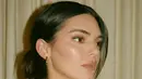 Wajahnya dipulas makeup warm, dengan blush on coral di pipi serta lipstik kecoklatan di bibir. Riasan mata pun dibuat soft.  [@kendalljenner:]