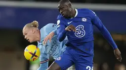 Penyerang Manchester City, Erling Haaland dan bek Chelsea Kalidou Koulibaly berebut bola pada matchday ke-18 Liga Inggris di Stadion Stamford Bridge, Jumat (6/1/2023) dini hari WIB. Hasil ini membuat Man City memangkas jarak dengan Arsenal di papan klasemen sementara Liga Inggris. (AP Photo/Kirsty Wigglesworth)