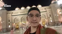 Potret Ruben Onsu Jalani Umroh Perdana Usai Mualaf (@JustRuben15)