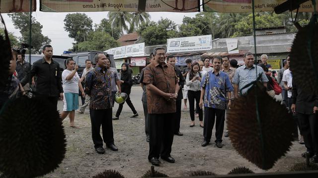 [FOTO] SBY Asyik Santap Durian di Pinggir Jalan